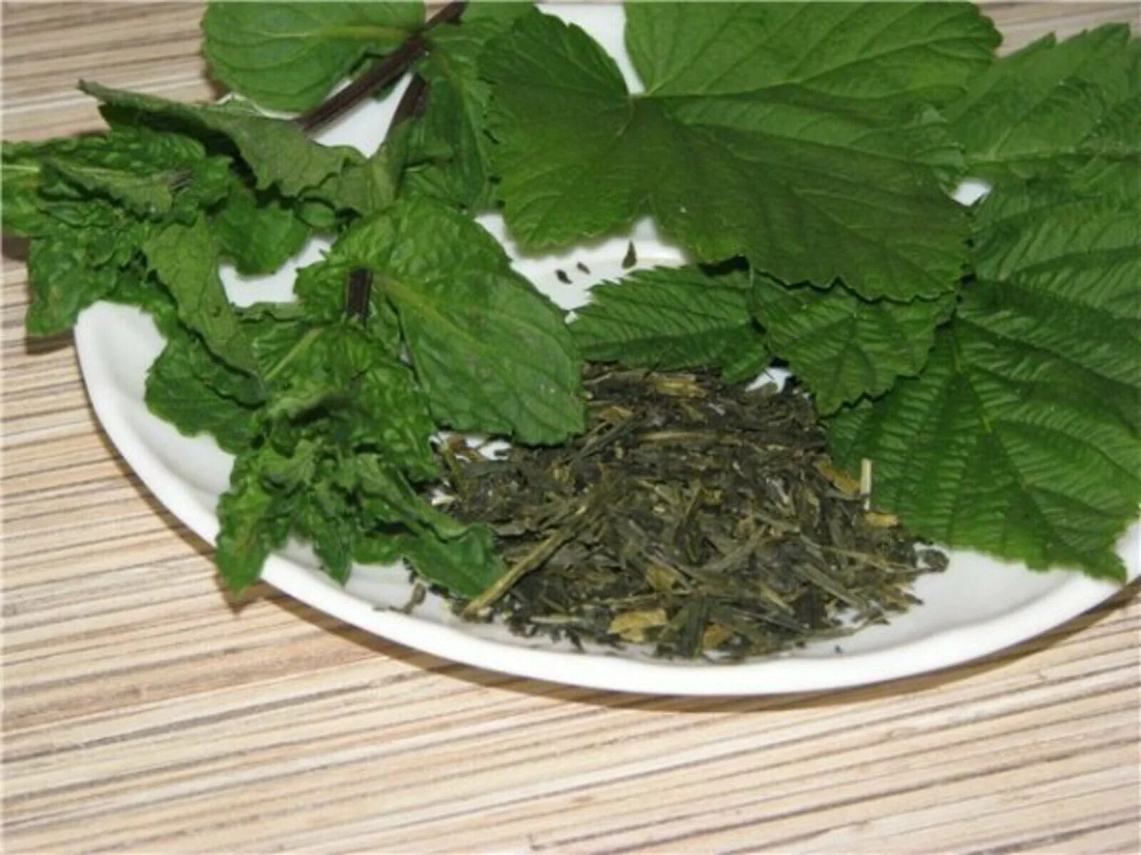 Когда собирать листья малины. Лист смородины. Чай с листьями смородины. Сушка листьев смородины для чая. Малина листья.