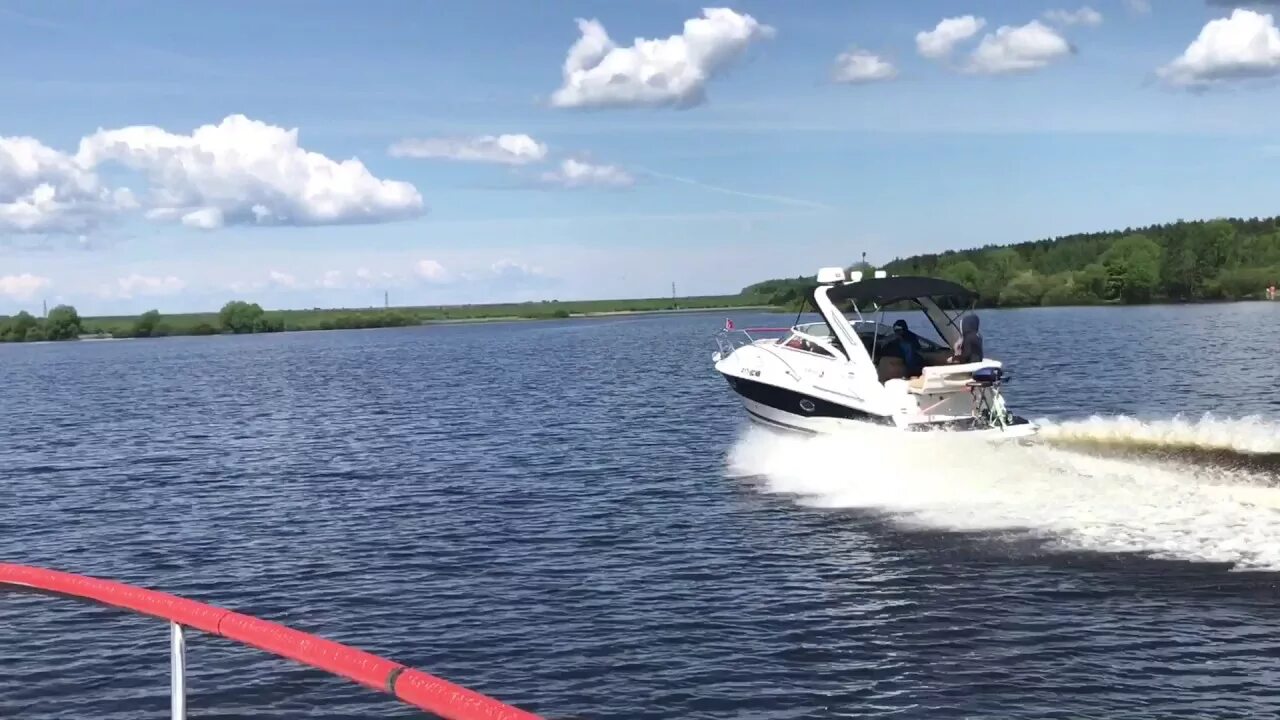 Рассекая воду плывет по реке катер впр. Прогулки на катере Рыбинское водохранилище. Катер Волга. По Волге на катере. Речной катер.