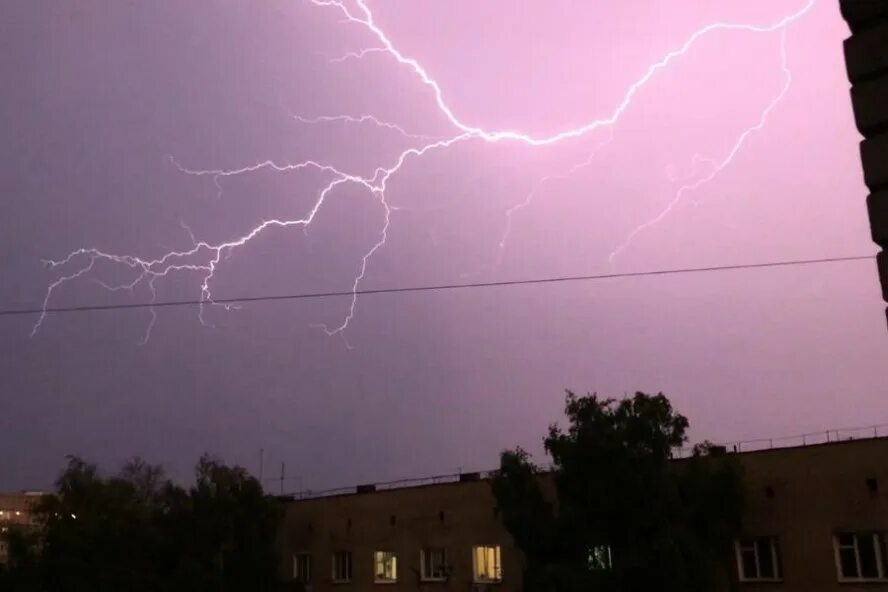 Шквалистый ветер и гроза. Осень ветер. Природа. Ветер. Сильный ветер.