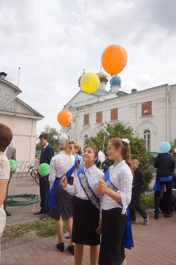 Гнилицкая православная гимназия. Гнилицкая гимназия. Гнилицкая гимназии 2002. Гнилицкий храм и гимназия.