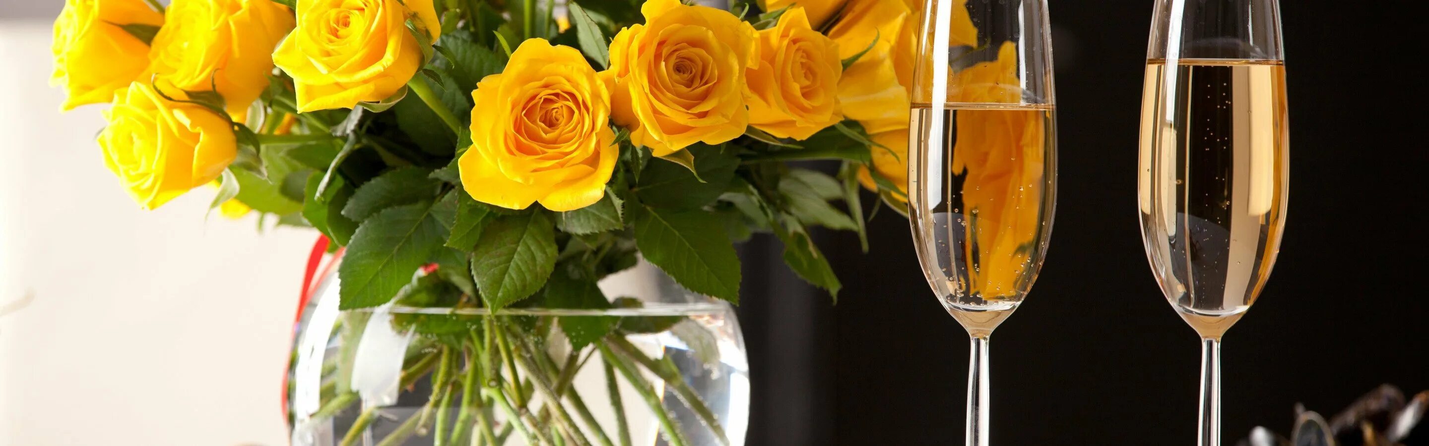 Шампанское и розы 54 глава. Цветы в бокале. Бокалы с шампанским. Цветы и шампанское. Красивые цветы в бокале.