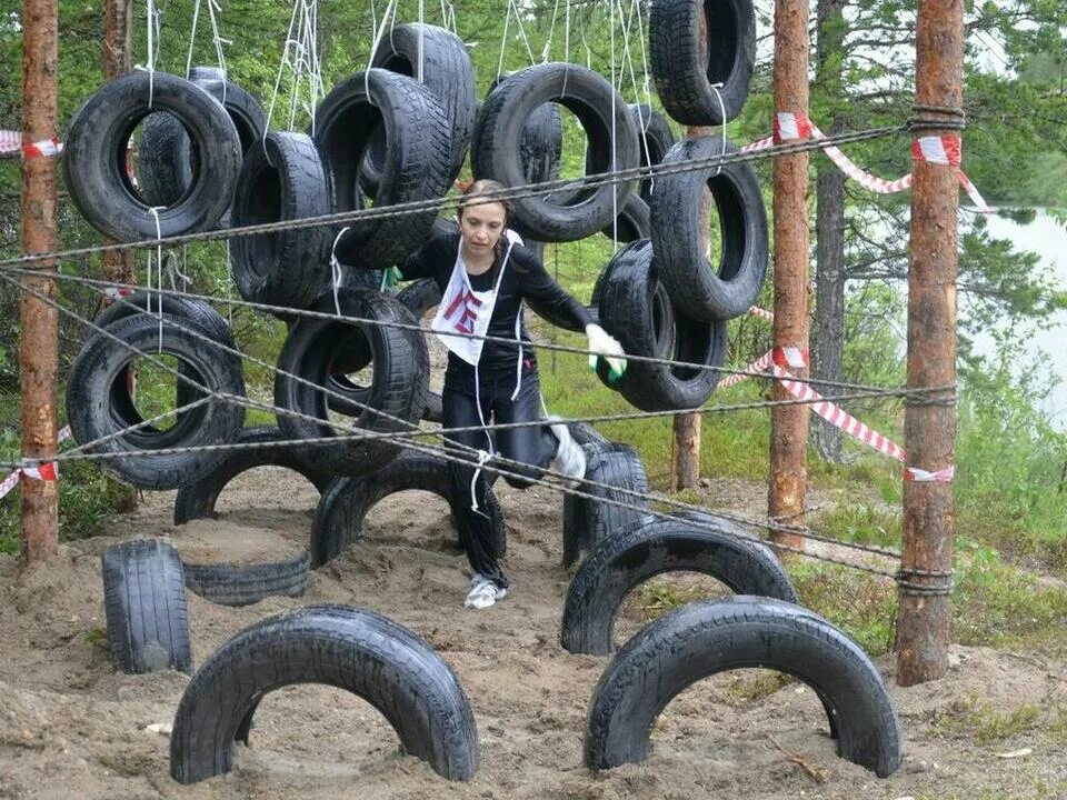 Включи машина препятствий. Полоса препятствий из колес. Препятствия из покрышек. Полоса препятствий с покрышками. Полоса препятствий из автопокрышек.