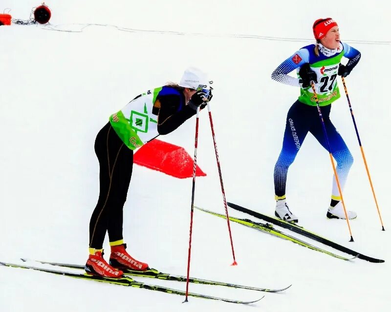 Лыжники пенсионеры. Между турбазой и поселком проложена лыжня. Завидово лыжная трасса. Между турбазой и поселком проложена лыжня. Между турбазой и поселком проложена лыжня.