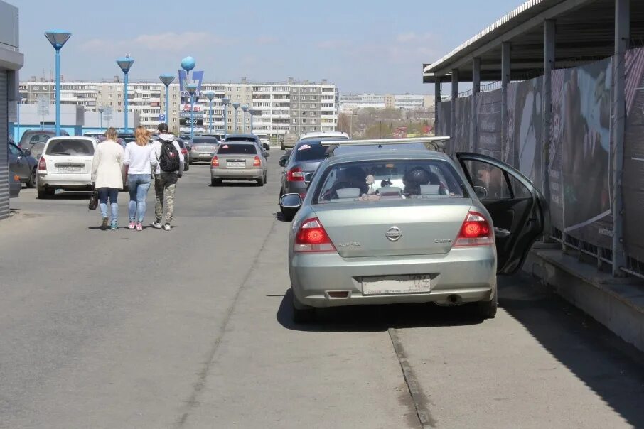 для разгрузки можно заезжать на тротуар