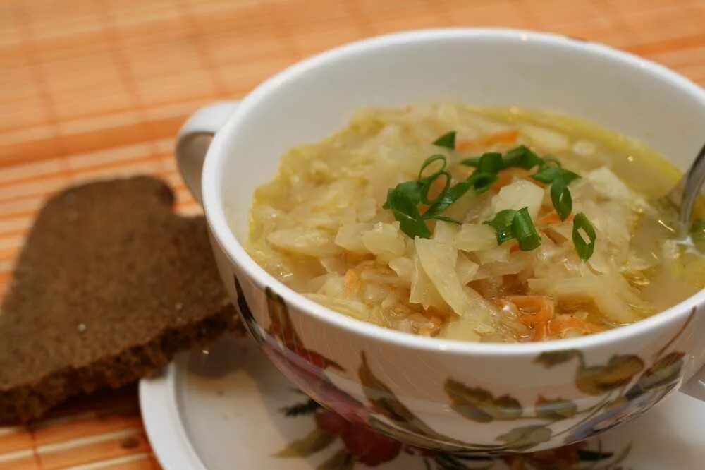 Петровские щи с грибами из квашеной. Щи. Щи с капустой. Щи с квашеной капустой. Суп из квашеной капусты.