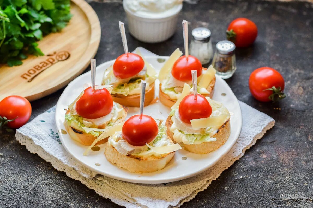 Сыр с черри и багетом. Канапе. Закуски канапе. Канапе с черри и сыром. Закуски на романтический ужин.