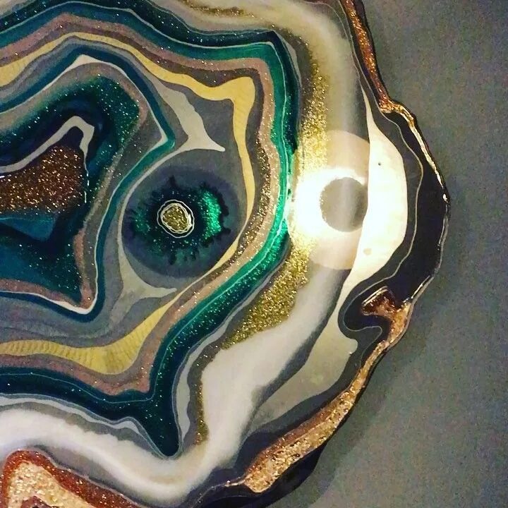 Срезы картины. Resin Art Geode изумруд. Срез камня жеод. Жеода эпоксидная смола изумруд. Green Epoxy эпоксидная смола.