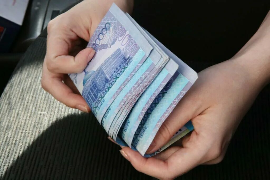 Аферисты казахстана. Тенге мошенники. Деньги тенге. Тенге в руках. Передача денег тенге.