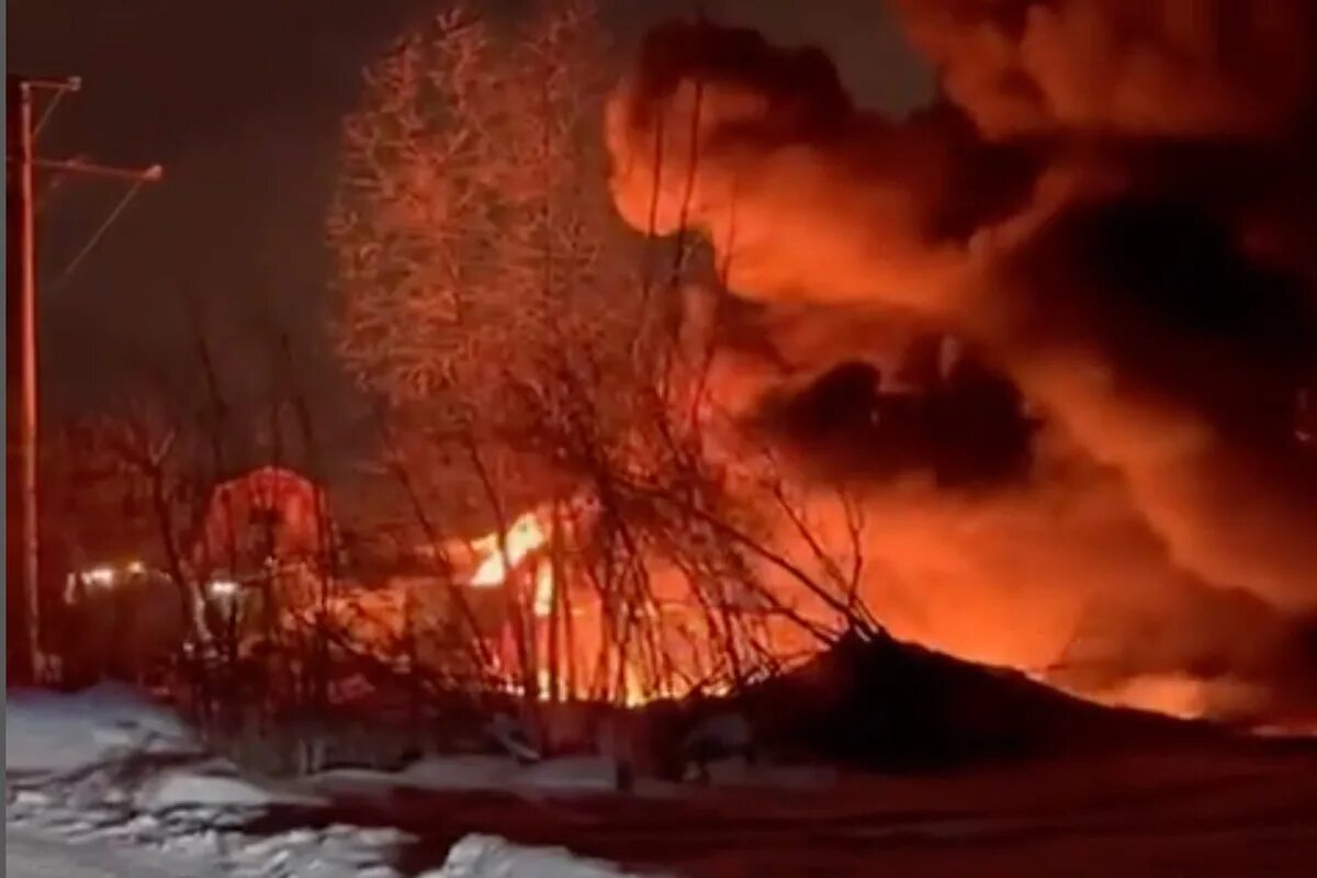 Пожар на Вокзальной в Новокузнецке. Пожар. Пожар ночью. Пожары 2022 Кузбасс.