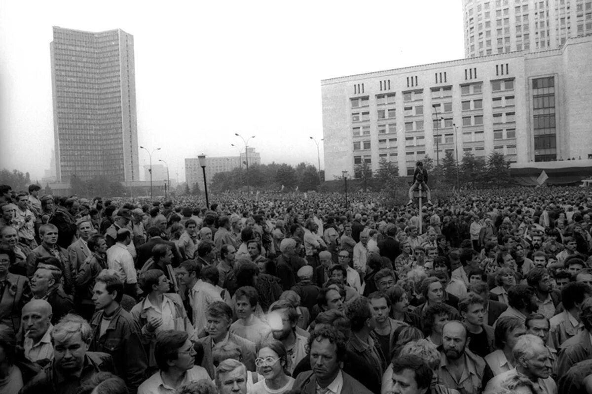 Политический кризис октябрь 1993. Белый дом 1993 ГКЧП. Октябрьский путч 1993. Белый дом 1991 год августовский путч. Митинг 1993 года в Москве.