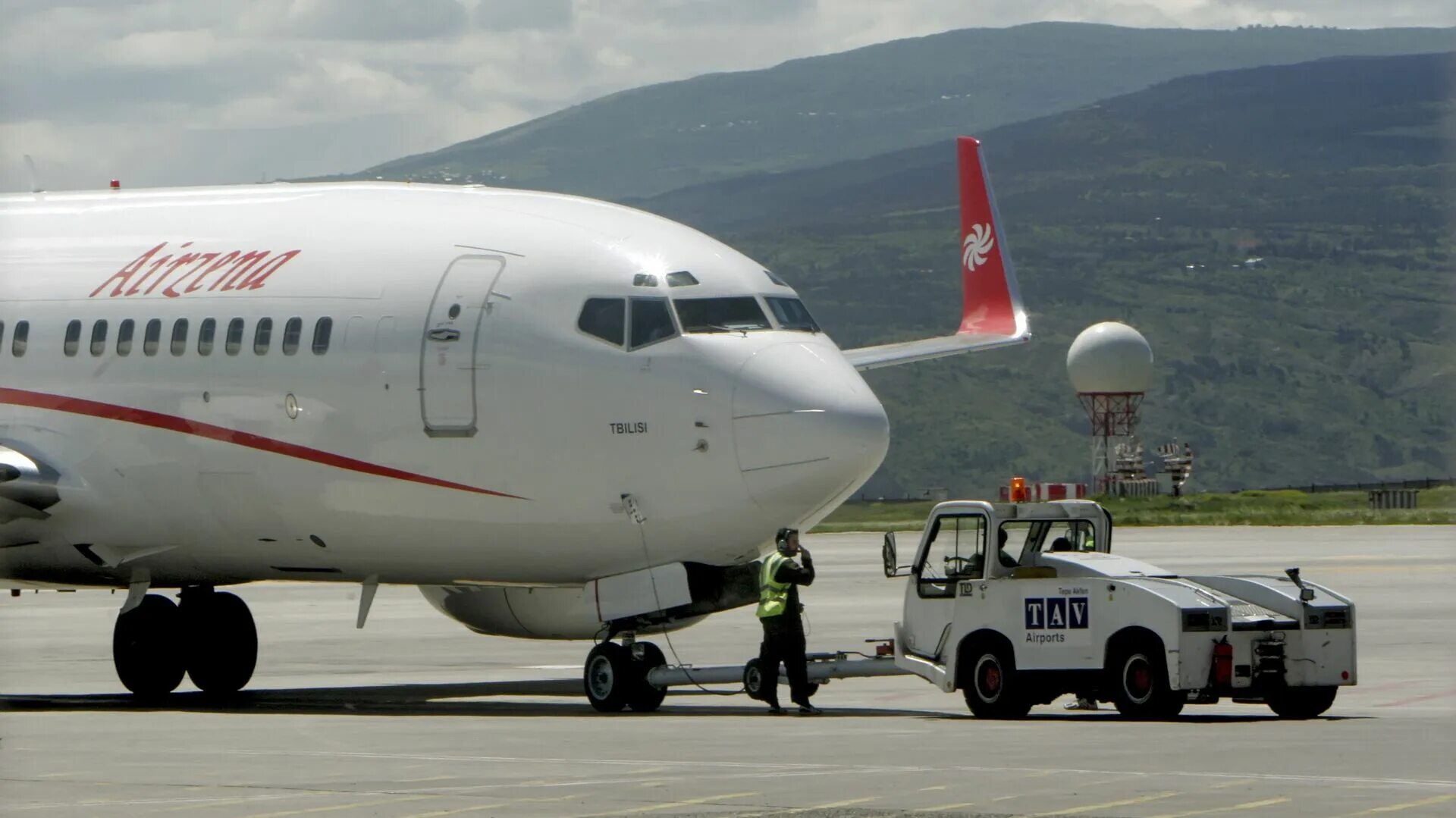 Самолет грузи. Georgian Airways Тбилиси. Самолет Джорджиан Эйрвейс. Авиакомпания грузинские авиалинии. Грузинские авиалинии самолеты.