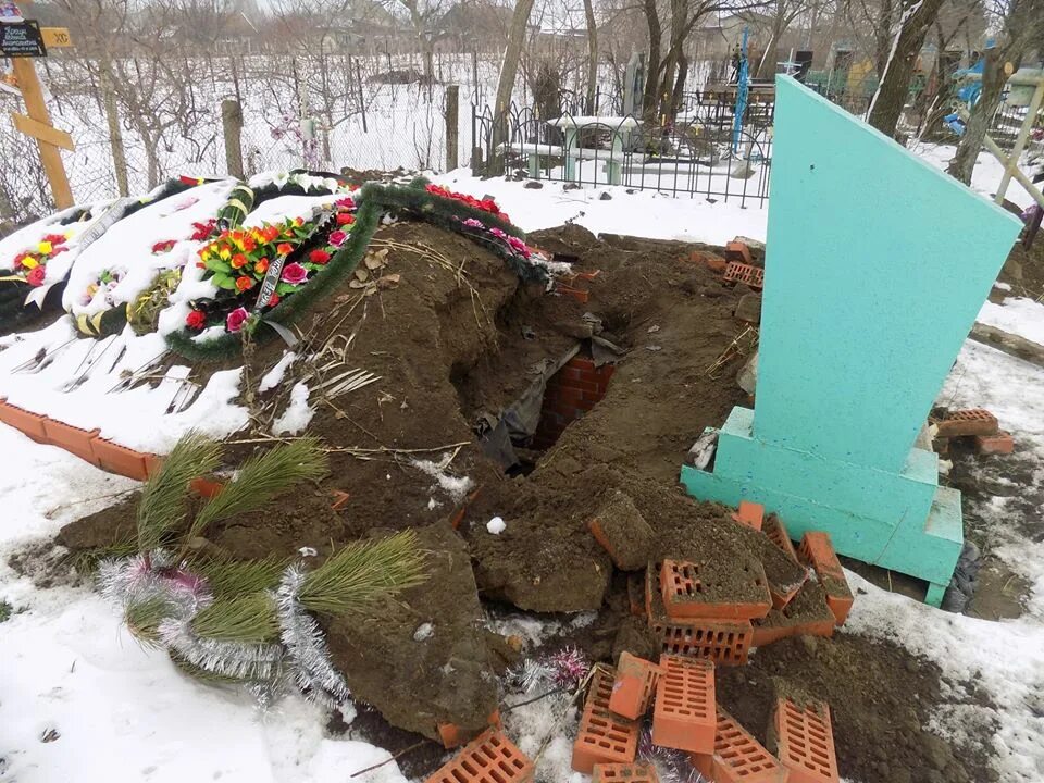 Почему проваливается могила. Белгород-днестровский кладбище. могила.