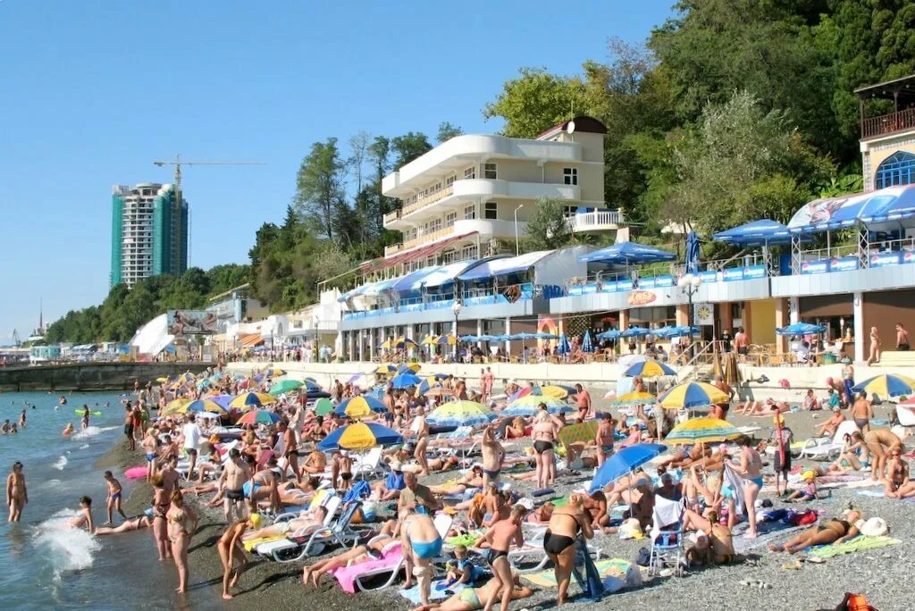 сочи пляж. сочи отдыхающие сейчас. черное море курорт сочи. сочи отдыхающие сейчас. пляж сочи много людей.
