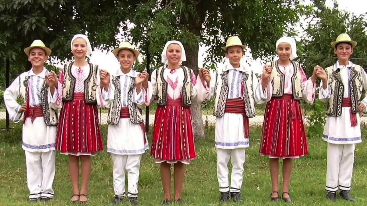 Национальная одежда беларуси. Культура румынии. Молдавия национальная культура. Традиции румынии. Национальная одежда беларуси.