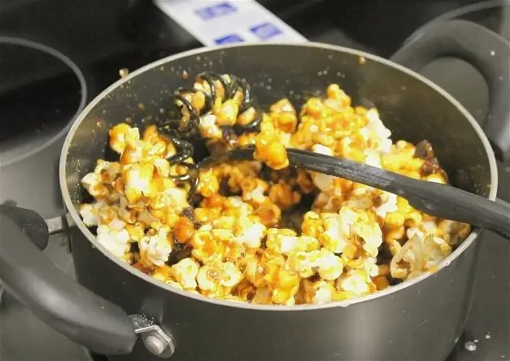 Как приготовить попкорн в кастрюле. Масала попкорн. Зёрна кукурузы на сковороде. Чаша для приготовления попкорна. Попкорн на сковороде.