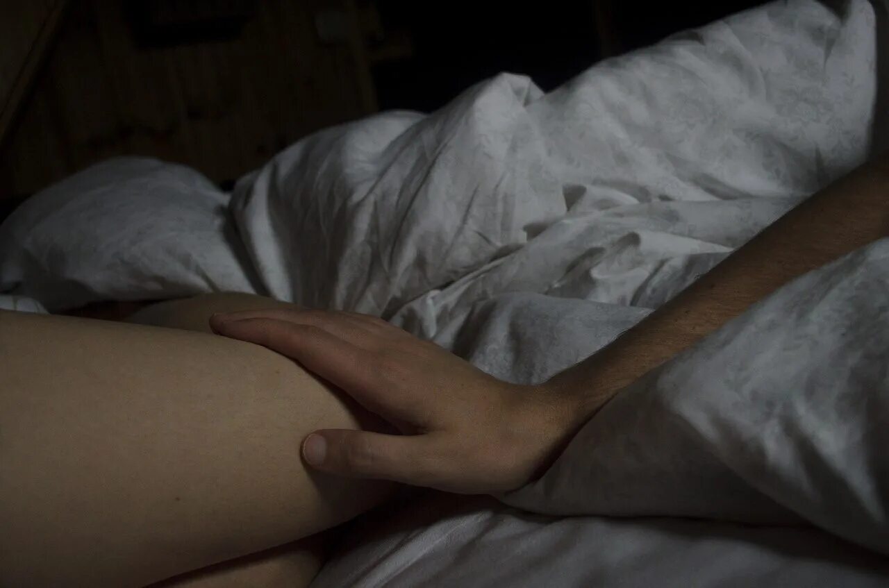 Трогаю девушку ночью. Пароень и лдешука в машине. Мужская рука на женской попе. Парень с девушкой обнимаются в машине. Мужская рука на женской ноге.