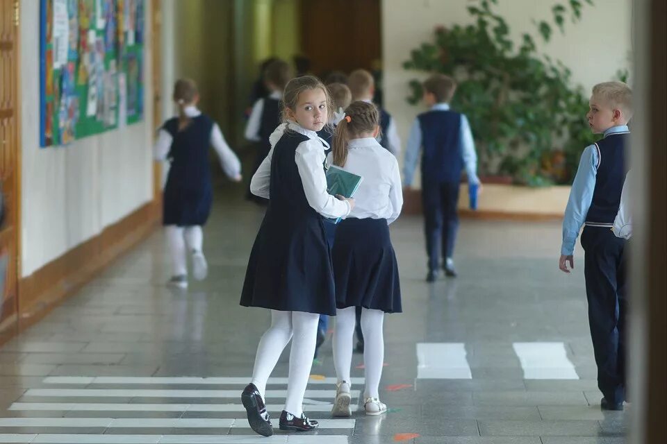 Идут ли дети в школу сегодня тюмень. Перемена в школе. первоклассники на перемене. третьеклассница в школе. дети на перемене в школе.