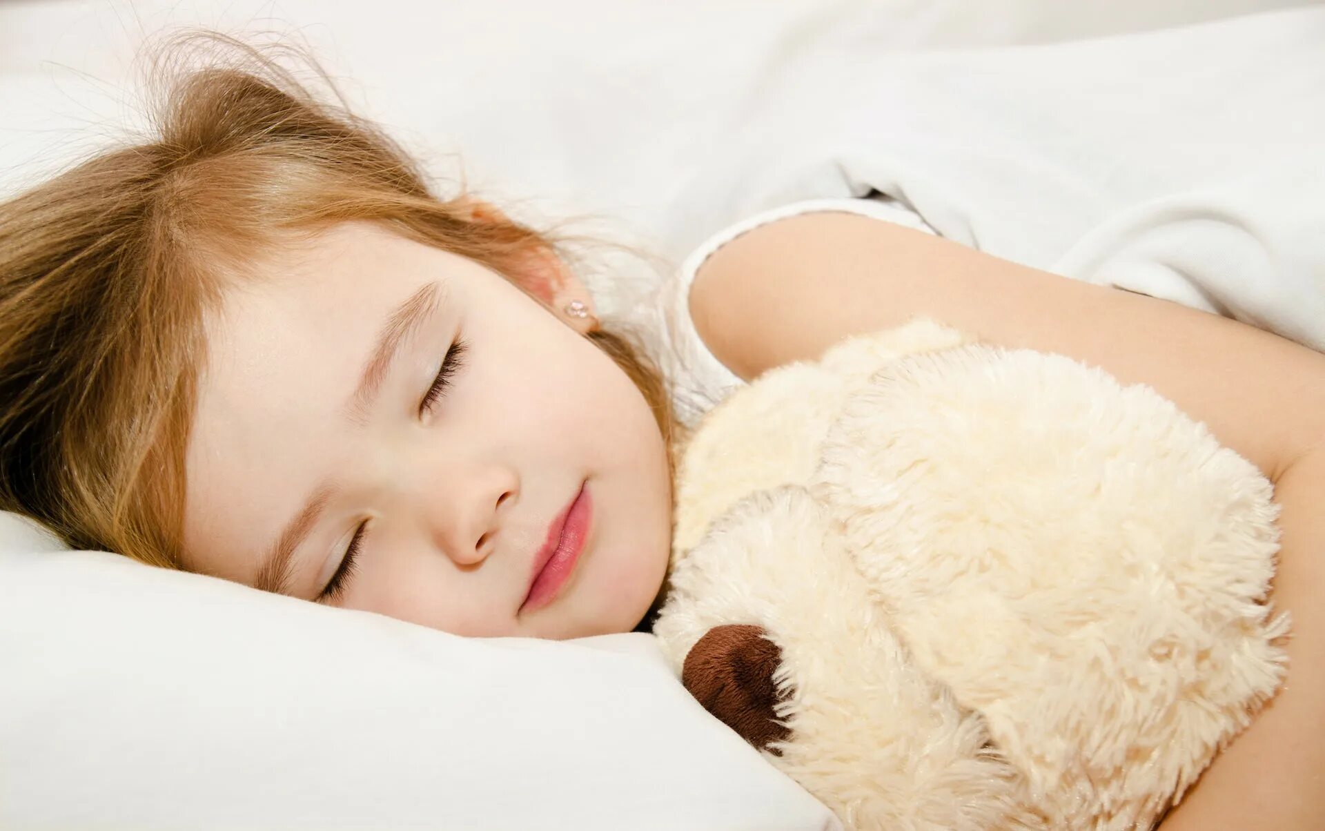 She is sleeping. Девочка спит. Спящий ребенок. Спящие малыши. Ребенок спит.