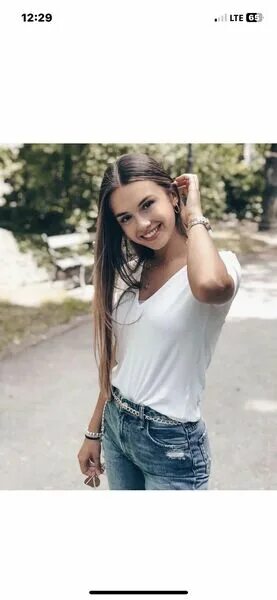 На фото девушка с красивой грудью