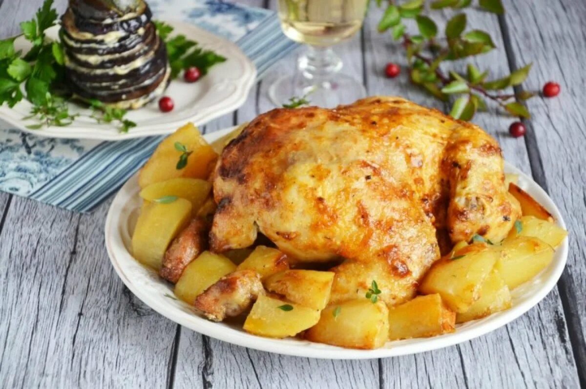 Самый вкусный куриный. Курица запечённая в духовке с картофелем. Запеченная Курочка с картошкой в духовке. Жареная Курочка с картошкой в духовке. Запеченный картофель с курицей.