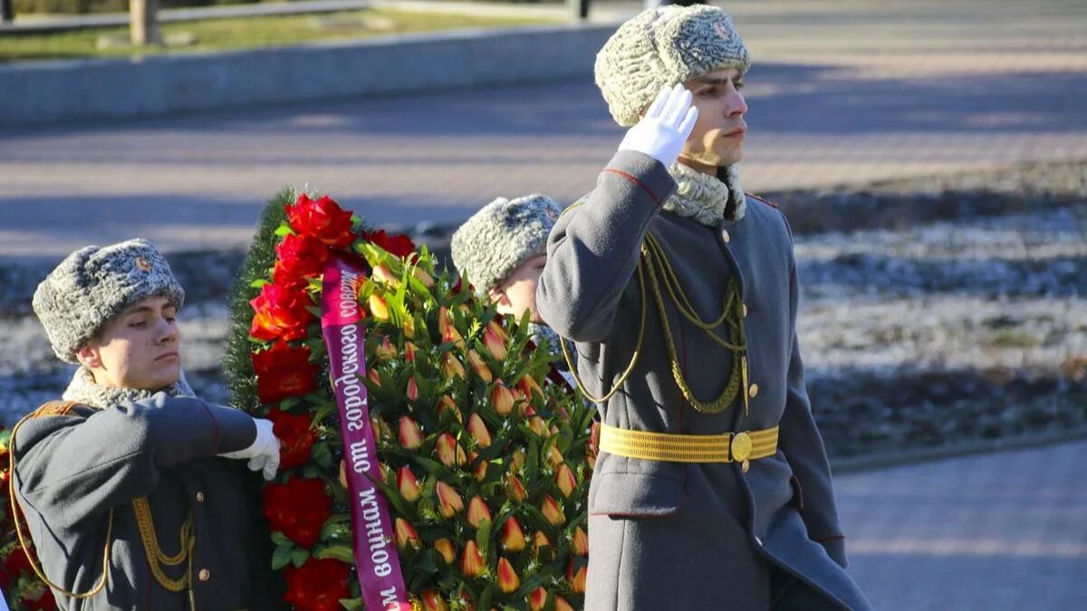 Семьям погибших военных. Участие в военных мероприятиях. Военнослужащие. 14 Февраля день освобождения Ростова-на-Дону возложение. Годовщина освобождения Ростова на Дону 2022 год возложение венков.