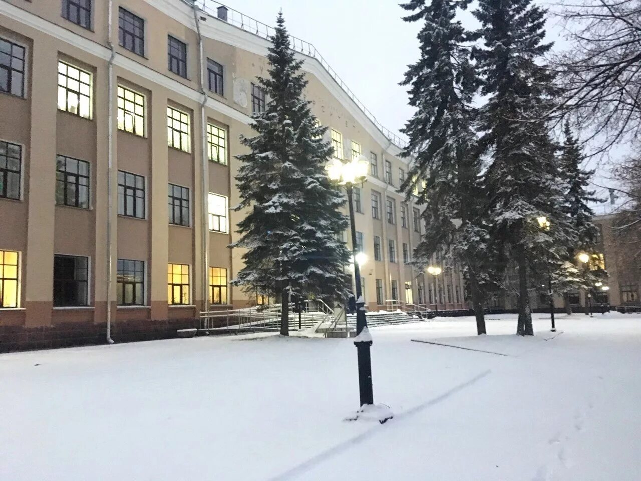 Петрозаводский государственный университет сайт. Петрозаводск университет ПЕТРГУ. ПЕТРГУ зимой. Зима в ПЕТРГУ Петрозаводск. ПЕТРГУ главный корпус.