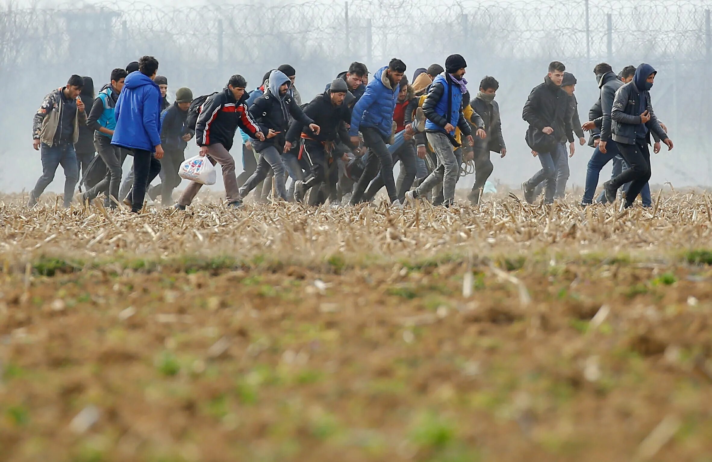 Таджики убегают. Мигранты в Европе. Мигранты на границе. Мигранты бегут. Незаконная миграция.