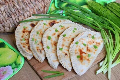 Кутабы с творогом и зеленью на сковороде