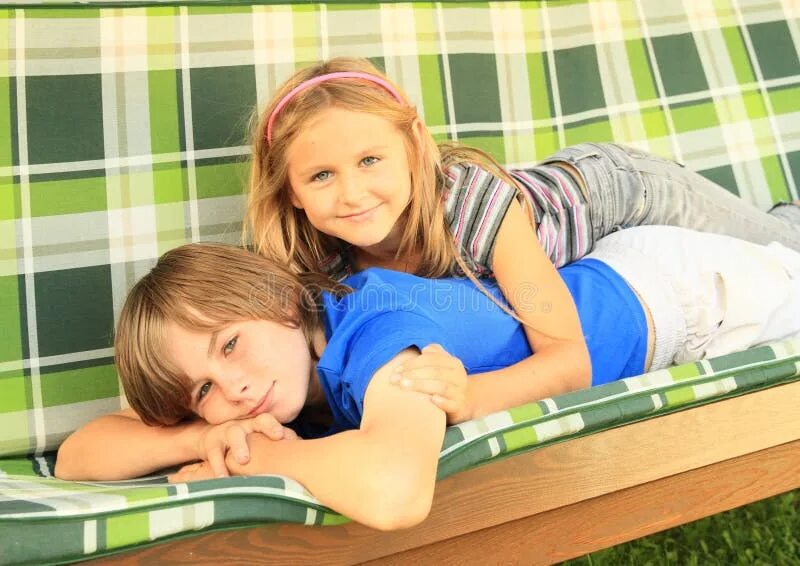 Мальчик и девочка лежа на кровати. Молодая пара в постели. Мальчик с девочкой в постели. Мальчик и девочка лежа на кровати. Мальчик и девочка лежа на кровати.