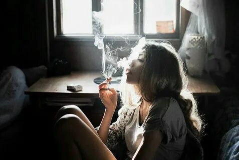 Девушки курят в комнате