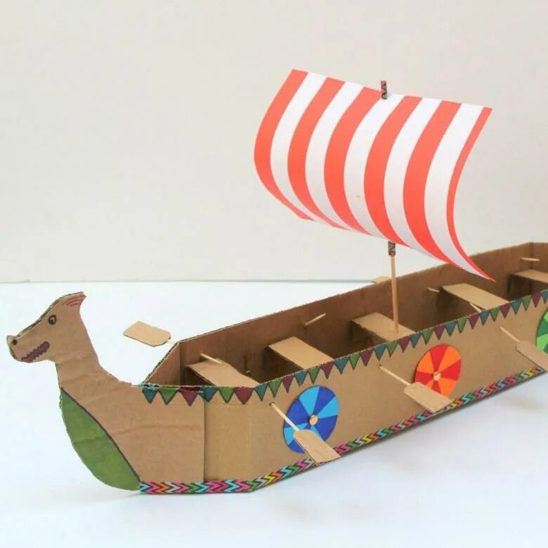 Парусник из картона. Корабль из картона. Корабль из гофрокартона. Поделка кораблик. Корабль из картонных коробок.