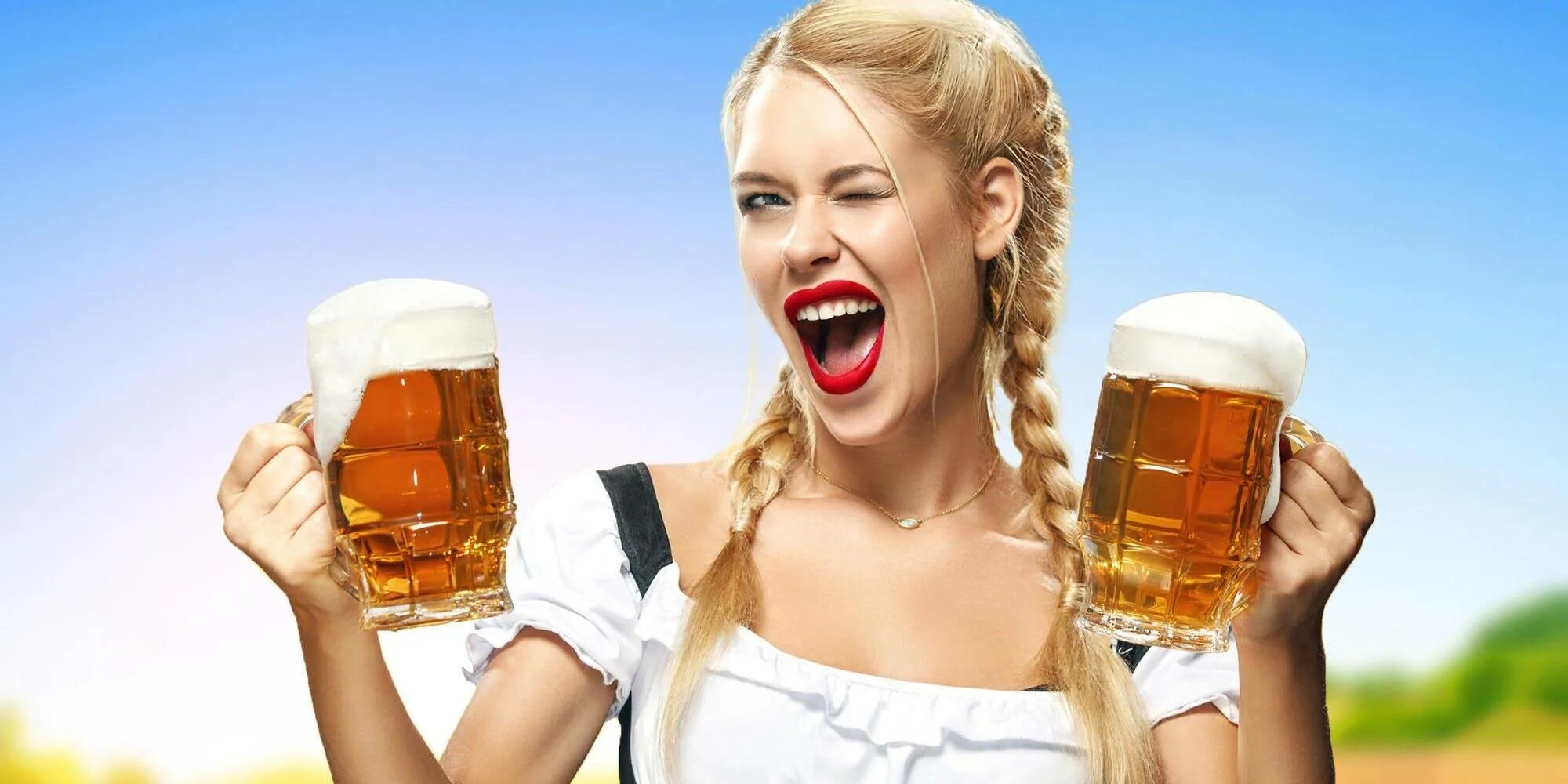 Всегда свежее. Девушка с пивом. Девушка с бокалом пива. Девушка с пивными кружками. Красивая девушка с пивом.