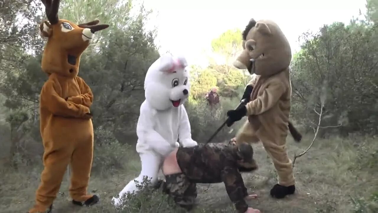 Где животные убивают друг друга. Люди в костюмах животных. Костюм медведя.