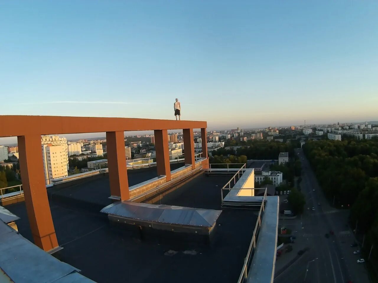 Ресторан на крыше уфа. Крыша под уфа. Крыша под уфа. Ондувилла фото домов. Крыша под уфа.