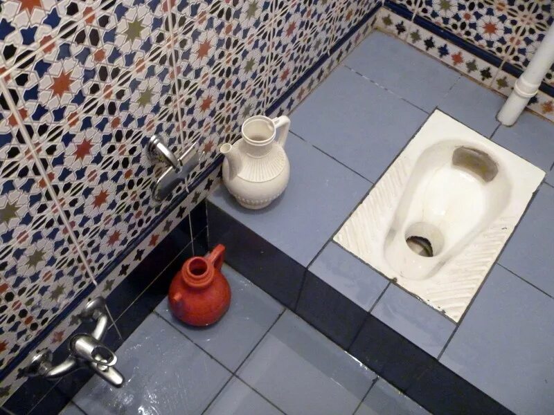 Турецкий унитаз чаша Генуя. Унитаз для мусульман. Кувшин для туалета. Кувшин для подмывания в туалете. Зачем подмываться