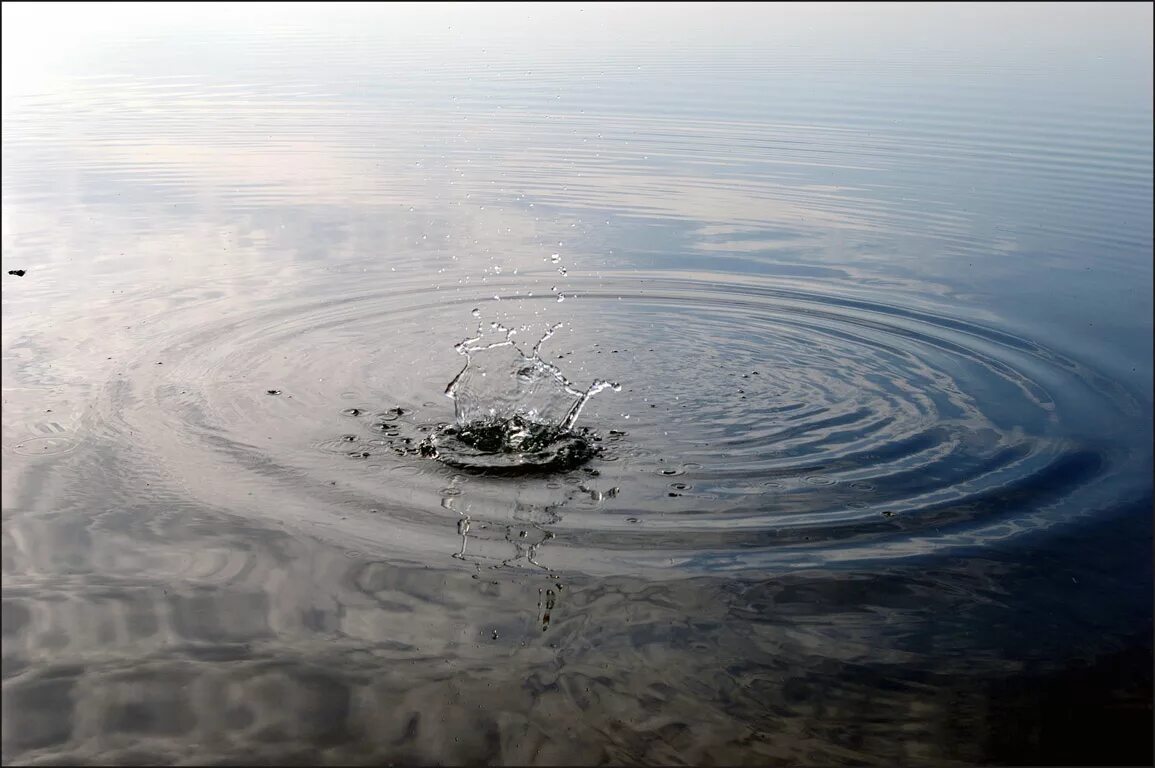 Круги на воде. Камень брошенный в воду. Круги на воде от камня. Круги на воде от брошенного камня. Кинешь в речку не