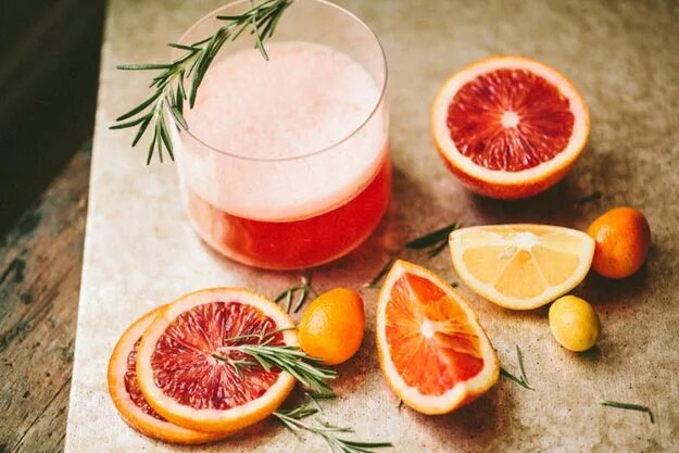 Красный апельсин-розмарин лимонад. Ярко-красный цитрусовый коктейль. Коктейль красный с розмарином. Грейпфрут и розмарин напиток.