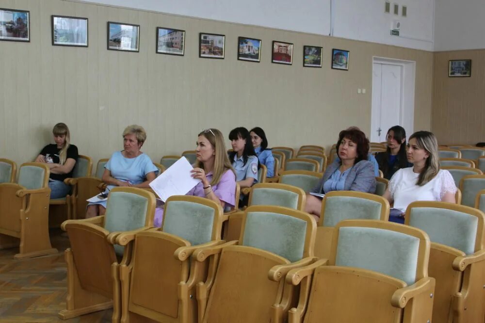 Прошло заседание комиссии по делам несовершеннолетних. Заседание комиссии по делам несовершеннолетних. комиссия несовершеннолетних. заседание комитета по вопросам семьи женщин и детей.
