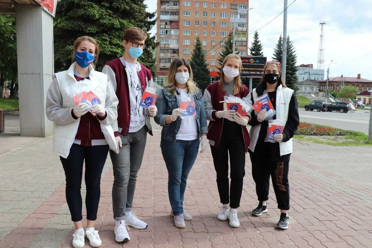 Акция молодежь сегодня. Молодежь 2025х. молодежь 1990 и молодежь 2025. молодежь сейчас.