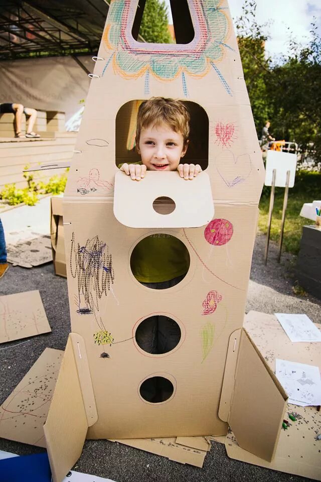Картонный домик ракета. Ракета из картонной коробки. Ракета из картона большая. Ракета из картона для детей. Детские ракеты большие