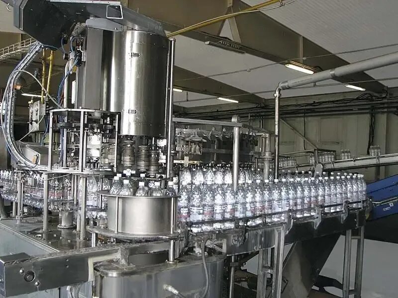 Линия розлива газированных напитков. Вода в промышленности. Линия производства напитков. Бизнес производства напитков. Линия по розливу лимонада.