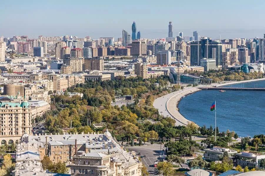 Баку 2021 город. Баку город панорамное. Баку побережье каспийского моря. Город баку азербайджан. Виды города баку.