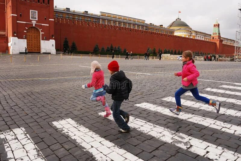 Красная площадь для детей. Красная площадь для дошкольников. Прогулка по красной площади. Гулять на красной площади. Шагают по площади
