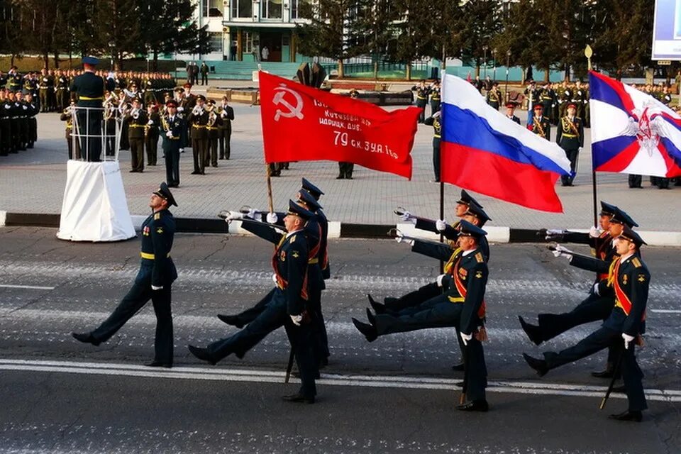 Флаг вынести. Знамя Победы на параде. Парад с флагами. Вынос Знамени. Парад Победы вынос Знамени.