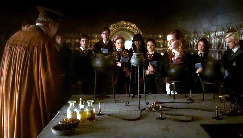 Гарри поттер профессор зельеварения. Что писал поттер на уроке зельеварения. Гарри поттер урок зельеварения. Профессор слизнорт из гарри поттера. Кабинет зельеварения гарри поттер.