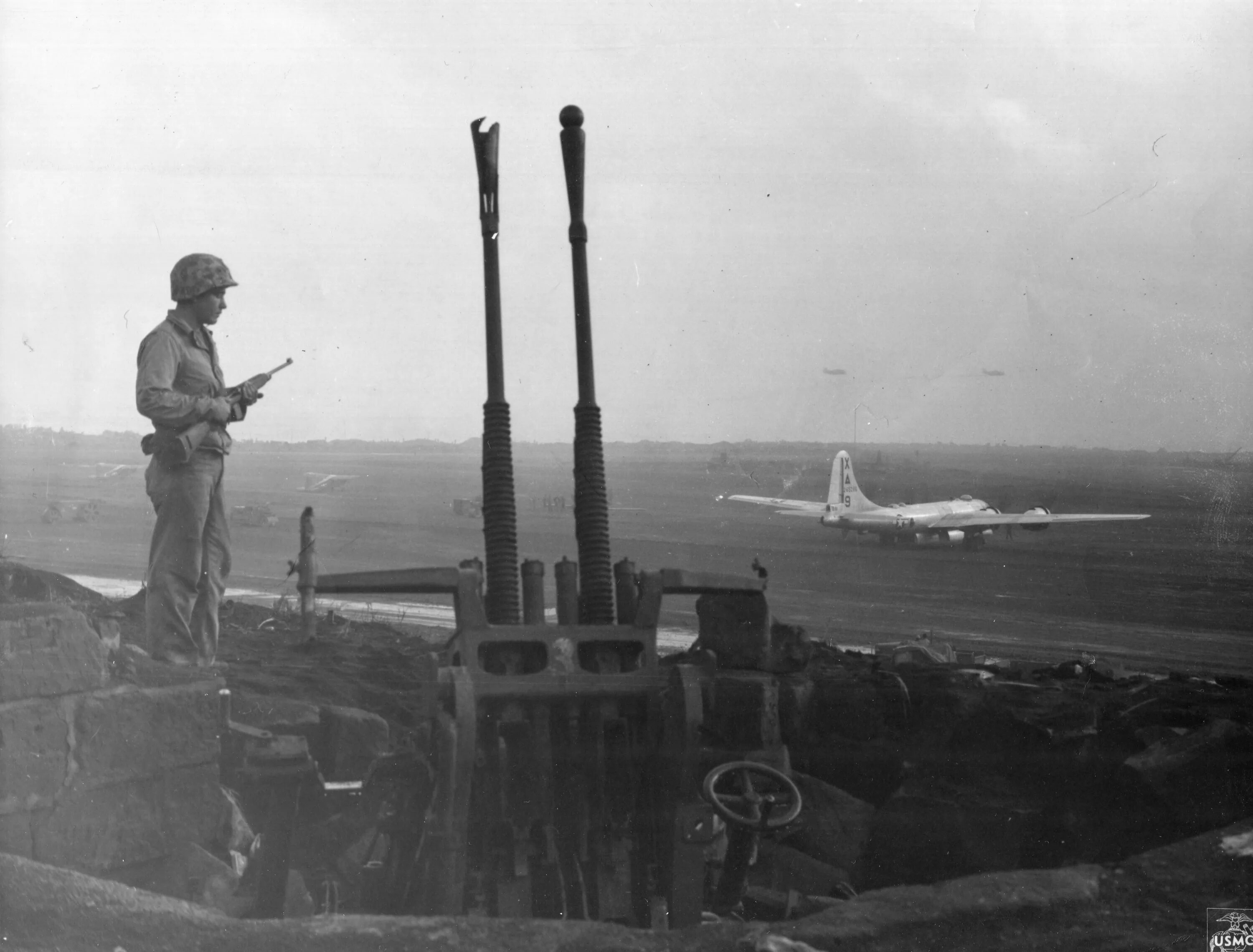 Только японские зенитные пушки все время. Iwo Jima Airfield. Битва за японский остров Иводзима. 25 Мм зенитное орудие Японии.