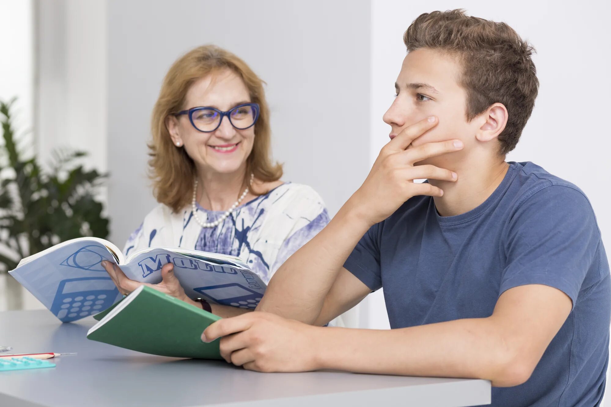 Tutor репетитор. Занятия с репетитором. репетитор подросток. индивидуальные занятия с подростком. подросток у психолога.