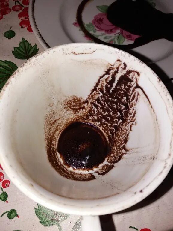 Ест кофейную гущу
