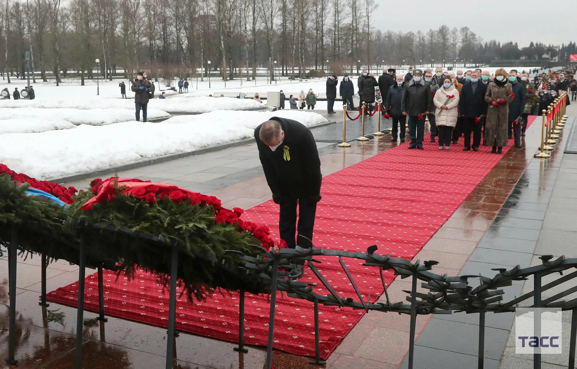 Пискаревское кладбище музей блокады. Пискарёвское мемориальное кладбище 27 января. День снятия блокады Ленинграда 27 января Пискаревское кладбище. Памятник жертвам на Пискаревское кладбище блокада Ленинграда. Взрыв в санкт петербурге пискаревка