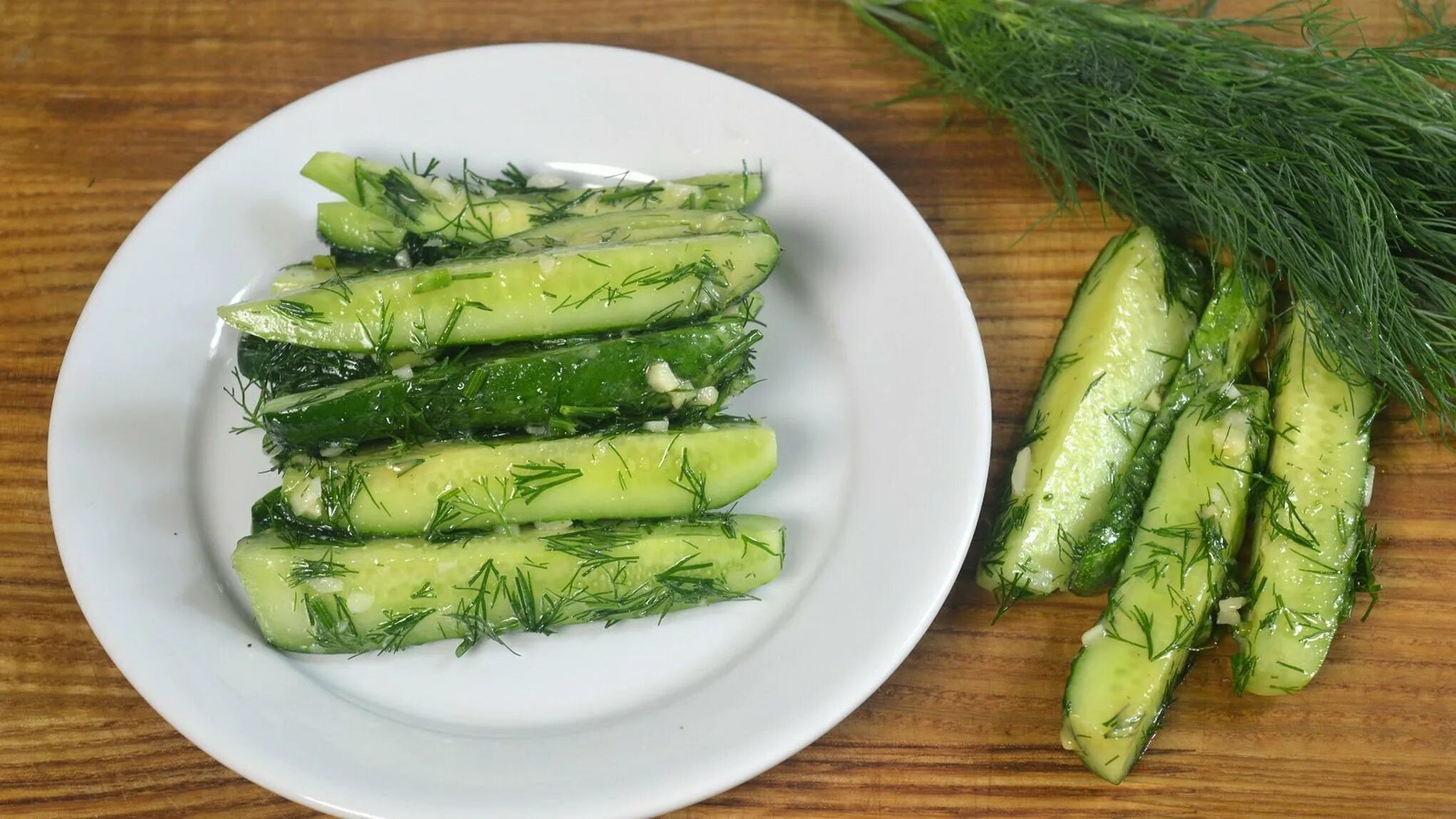 трава для соленых огурцов. малосольные огурчики корнишоны. малосольные огурчики с чесноком. малосольные огурцички кв банке. 4 малосольные огурцы.